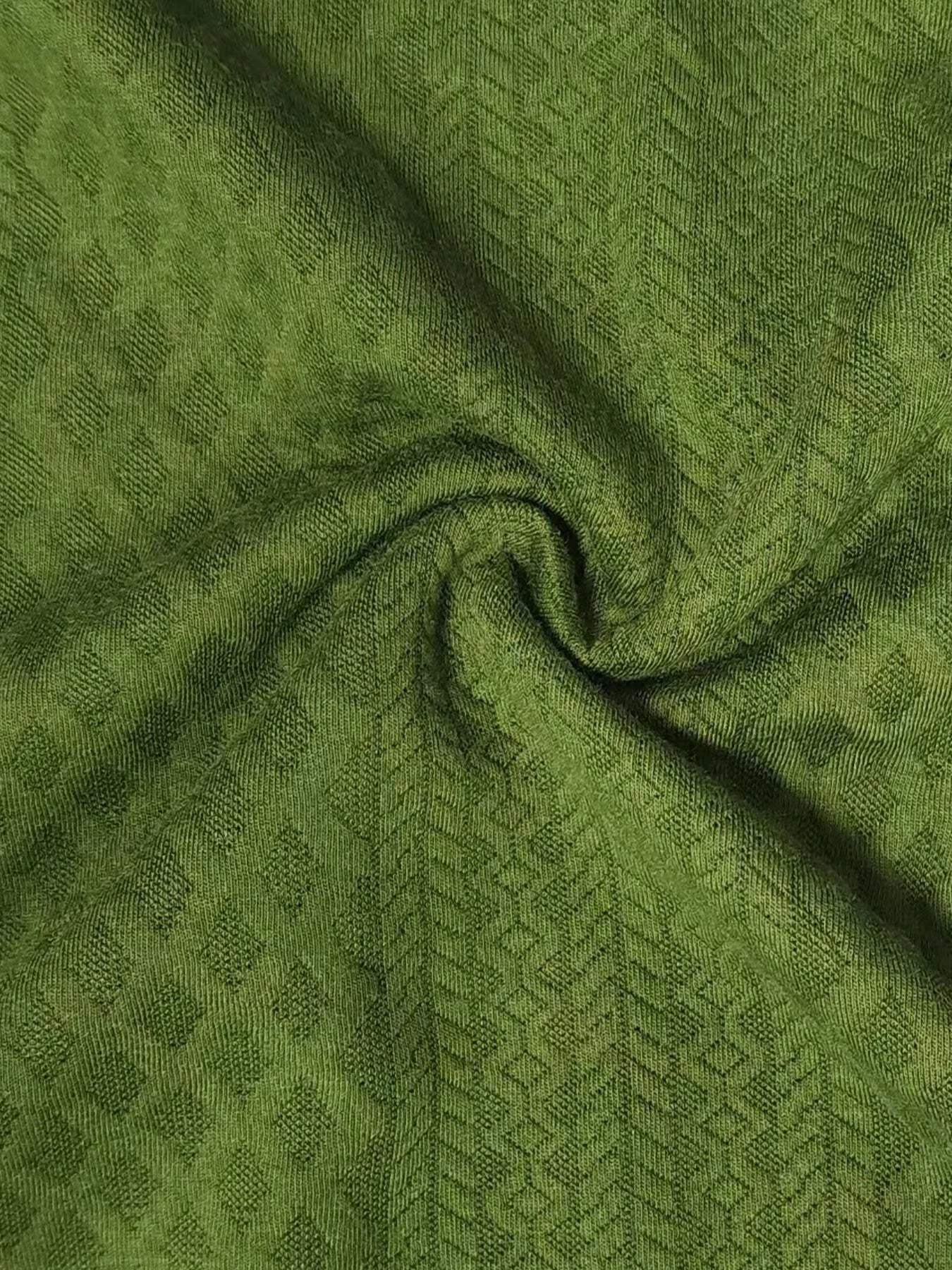 Marc: Suéter de cuello alto jacquard, una fusión de comodidad y estilo clásico.